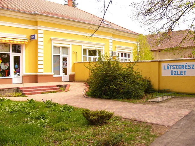 Látszerész üzlet